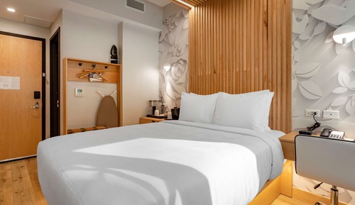 Standard Room, 1 Queen Bed, Non Smoking (Shower Only)