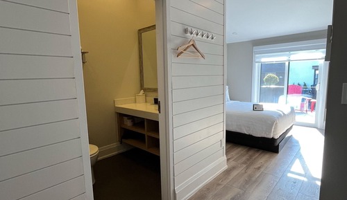 Premium Queen Courtyard