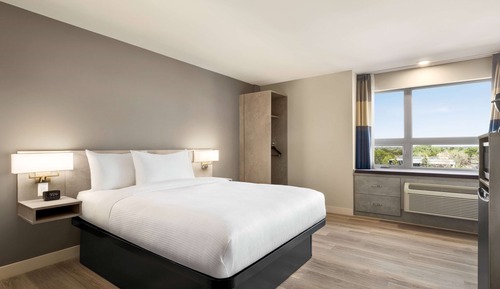 Standard Room, 1 Queen Bed, Non Smoking (Mobility, Roll-In Shower)