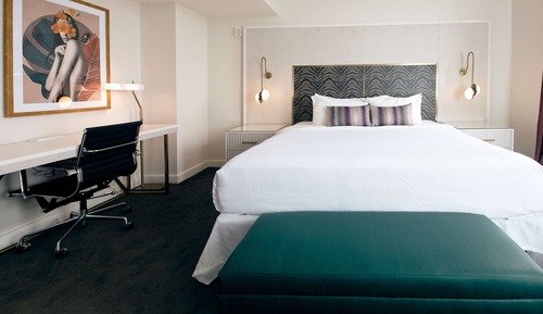 Room, 1 Queen Bed (Mobility & Hearing, Roll-In Shower)