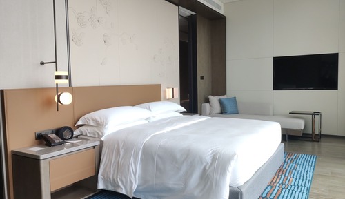 Executive Suite, 1 King Bed, City View