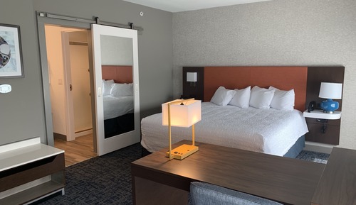 Studio, 1 King Bed, Refrigerator & Microwave (Wet bar)