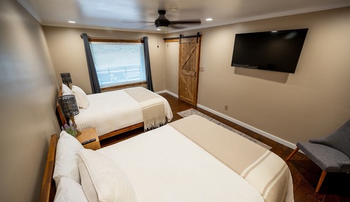 Suite with 1 King and 2 Queen Beds