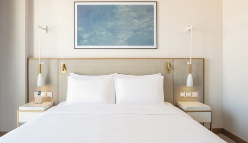 Deluxe Room, 1 King Bed, Partial Sea View