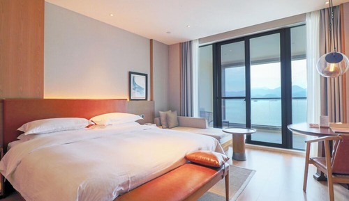 Premium Room, 1 King Bed, Balcony, Lake View