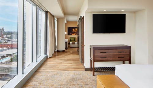 Panoramic Suite, 1 King Bed, Corner (Skyline)