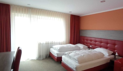 Family Room Modern with Balcony 1 Double bed and 1 Single Bed or 3 Single Beds
