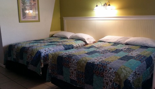 1 Full Bed and 1 Twin Bed (Sleeps 3)