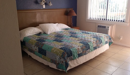 1 King Bed (Sleeps 2)