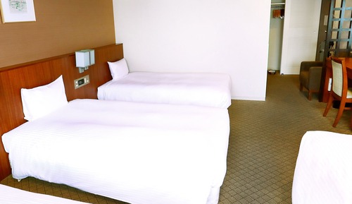 Quadruple Room, Smoking