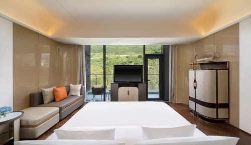 Deluxe Room, Lake View (Collection)