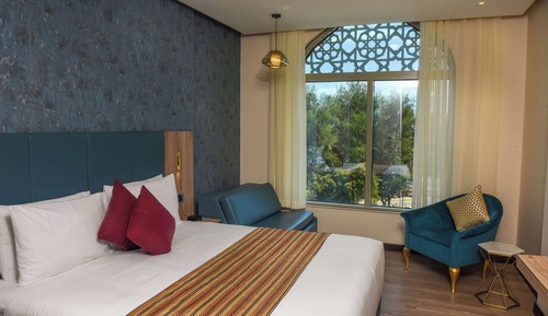 Deluxe Room, 1 King Bed, City View