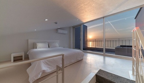 Private Duplex, Spa Tub (Contact Hotel for Pet Surcharge)