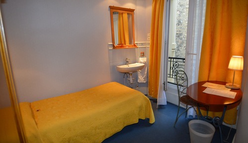Single room with washbasin (Shared Shower for a fee, Shared WC)