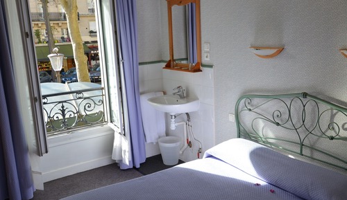 Double room with washbasin (Shared Shower for a fee, Shared WC)