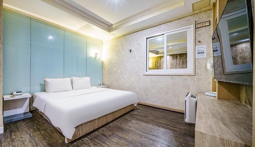 Room (Deluxe A (Netflix Netflix available l)