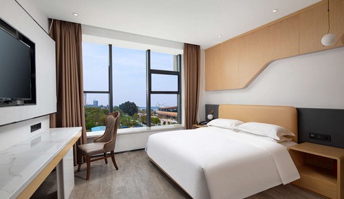 Deluxe Room, 1 King Bed, Accessible, Non Smoking (Roll-In Shower)