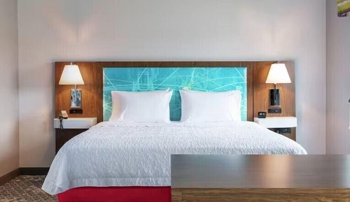 Studio, 1 King Bed, Refrigerator & Microwave (Wet bar)