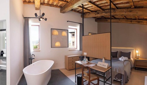 Luxury Studio Suite, Jetted Tub