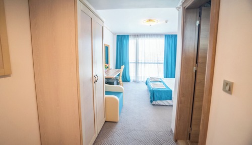Deluxe Double Room, 1 King Bed, Non Smoking, Pool View