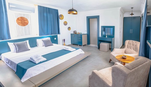 Deniz Manzarali Balkonlu Deluxe Oda