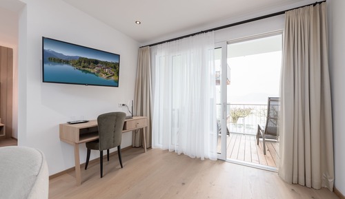 Junior Studio Suite, 1 King Bed, Lake View, Lakeside