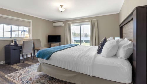 Standard Room, 1 Queen Bed, Patio, Lake View