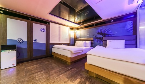 Room (Twin)