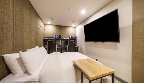 Room (GAME ROOM (65-inch large TV free OTT )