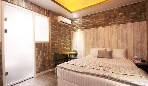 Room (Deluxe-No hard PC (Netflix available))