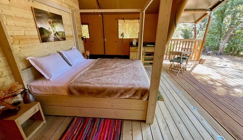 Deluxe Tent, 1 Queen Bed (SIMBA)