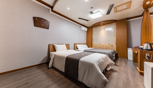 Room (Twin)