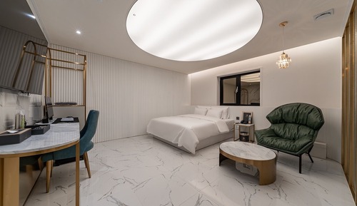 Room (Premium (OTT))
