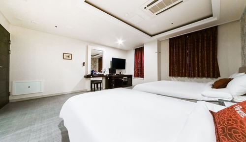 Room (Twin Room (King and Single Bed))