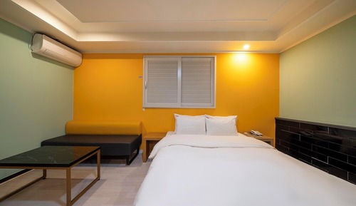 Room (Special Room (5-star Sealy bed Netfli)