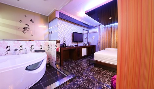 Room (Special room - bathtub/bed (Netflix a)