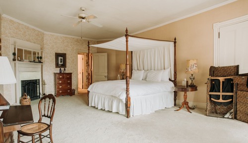 Deluxe Studio Suite, 1 King Bed, Mountain View