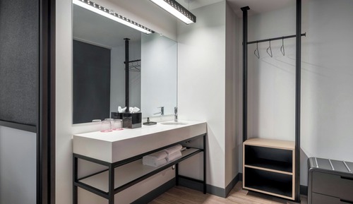 Room, 1 King Bed (Mobility/Hearing Access, Roll-In Shwr)