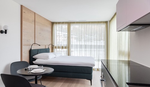 Corner Medium Studio