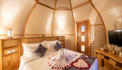 Luxury Glamping with Bathtub