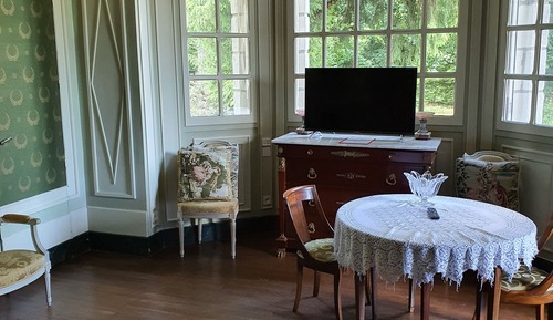 Family Room (La Queen Yvonne)