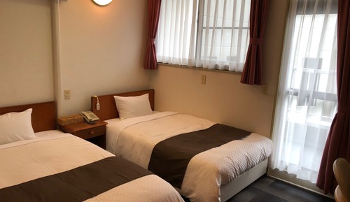 Twin Room, Smoking