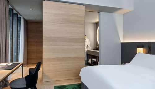 Club Room, 1 King Bed, Park View