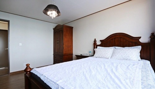 Room (302)