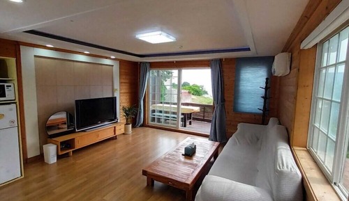 Room (Bellflower)