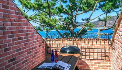 Room (Beach-dong 301)