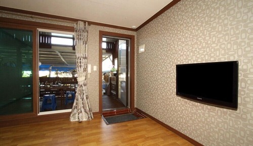 Room (Jumok)