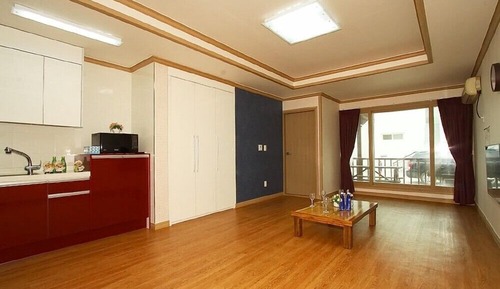 Room (103)