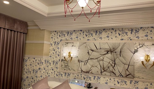 Queen Room, Run of House