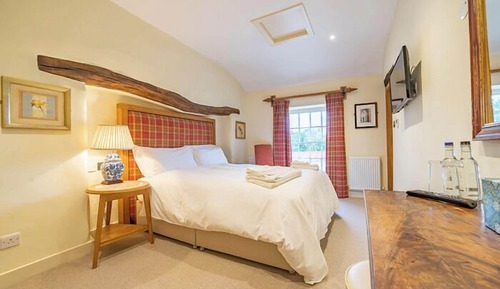 Green Hill - King Size Bedroom